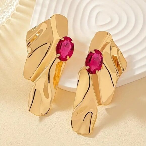 ✨ Bold Gold-Toned Earrings with Pink Gemstone Accent✨✨ with GIFT BOX 🎁 - Picture 3 of 8